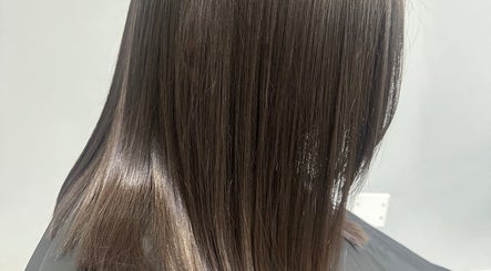 Cabello liso y brillante en Rootsxyeliann, Caguas, Caguas, PR. Destaca por su cuidado y estilo impecable.