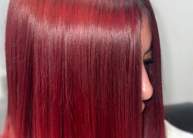 Cabello rojo intenso en Rootsxyeliann, Caguas, Caguas, PR. Brillo y color vibrante perfectos.