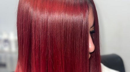 Cabello rojo intenso en Rootsxyeliann, Caguas, Caguas, PR. Brillo y color vibrante perfectos.