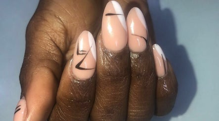 صورة Nailsbysherinebeautybar 3