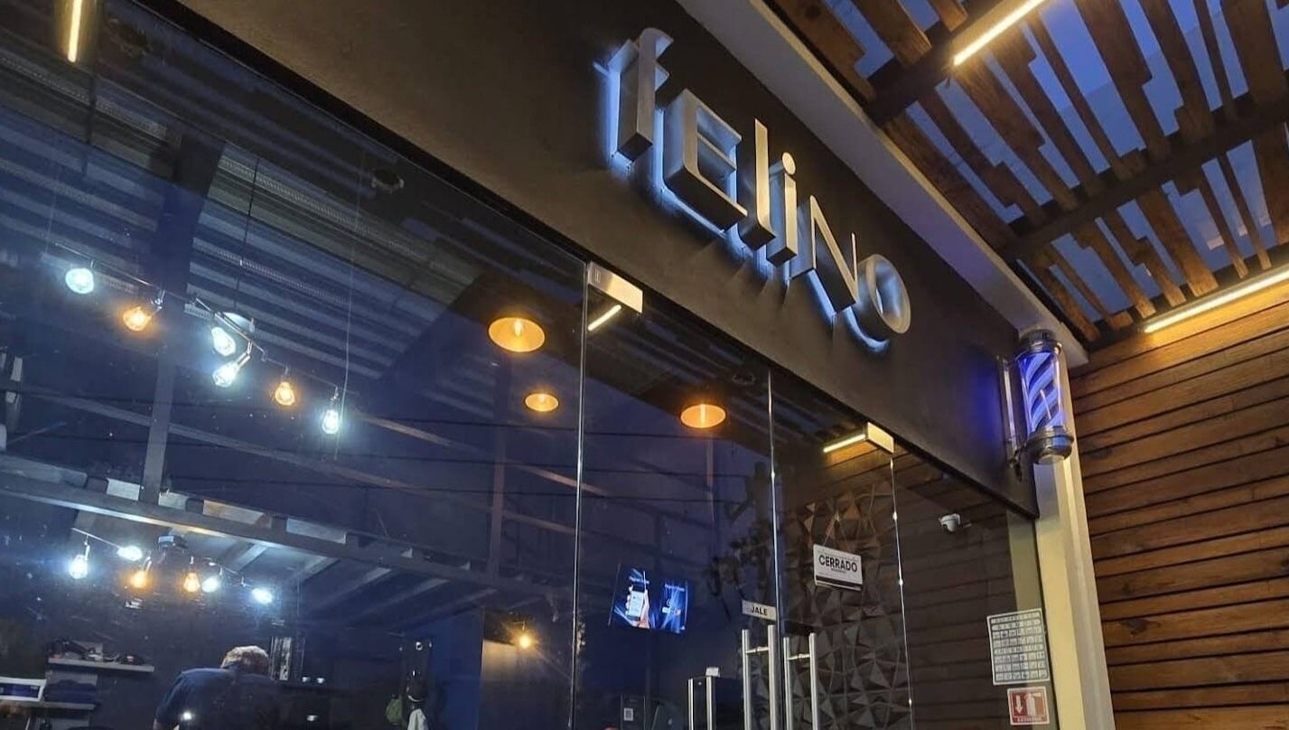Entrada iluminada de Felino Barbería en Metepec, Estado De México, MX, mostrando su fachada moderna.