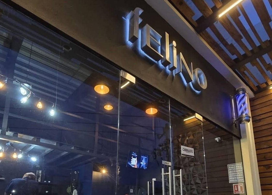 Entrada iluminada de Felino Barbería en Metepec, Estado De México, MX, mostrando su fachada moderna.