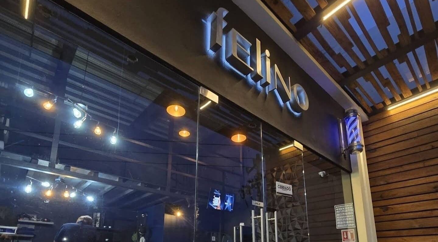 Entrada iluminada de Felino Barbería en Metepec, Estado De México, MX, mostrando su fachada moderna.