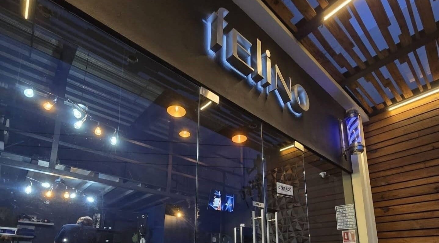 Entrada iluminada de Felino Barbería en Metepec, Estado De México, MX, mostrando su fachada moderna.