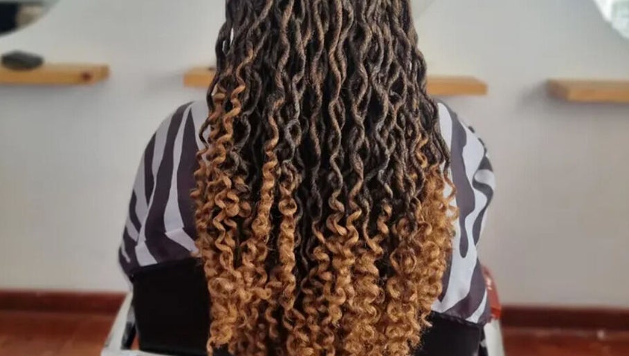Beautifully styled curly ombre braids at Enhle Afro Salon, Mthatha, Eastern Cape, ZA.
