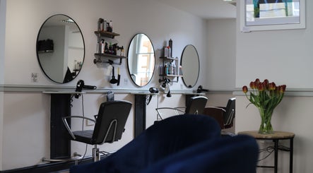 Strawberry Fields Hair Design obrázek 3