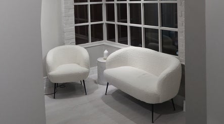 Monarch Hairdressing image 2