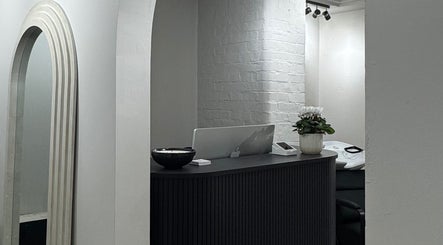 Monarch Hairdressing image 3