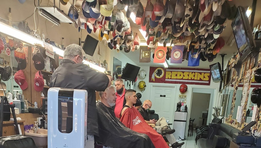 Country Clipper Barber Shop, bild 1