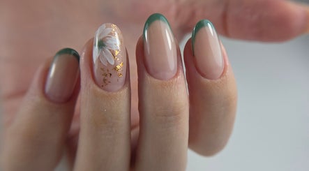 Artistic floral nail design with gold accents at Nail Design by Maja, Olney, England, GB.
