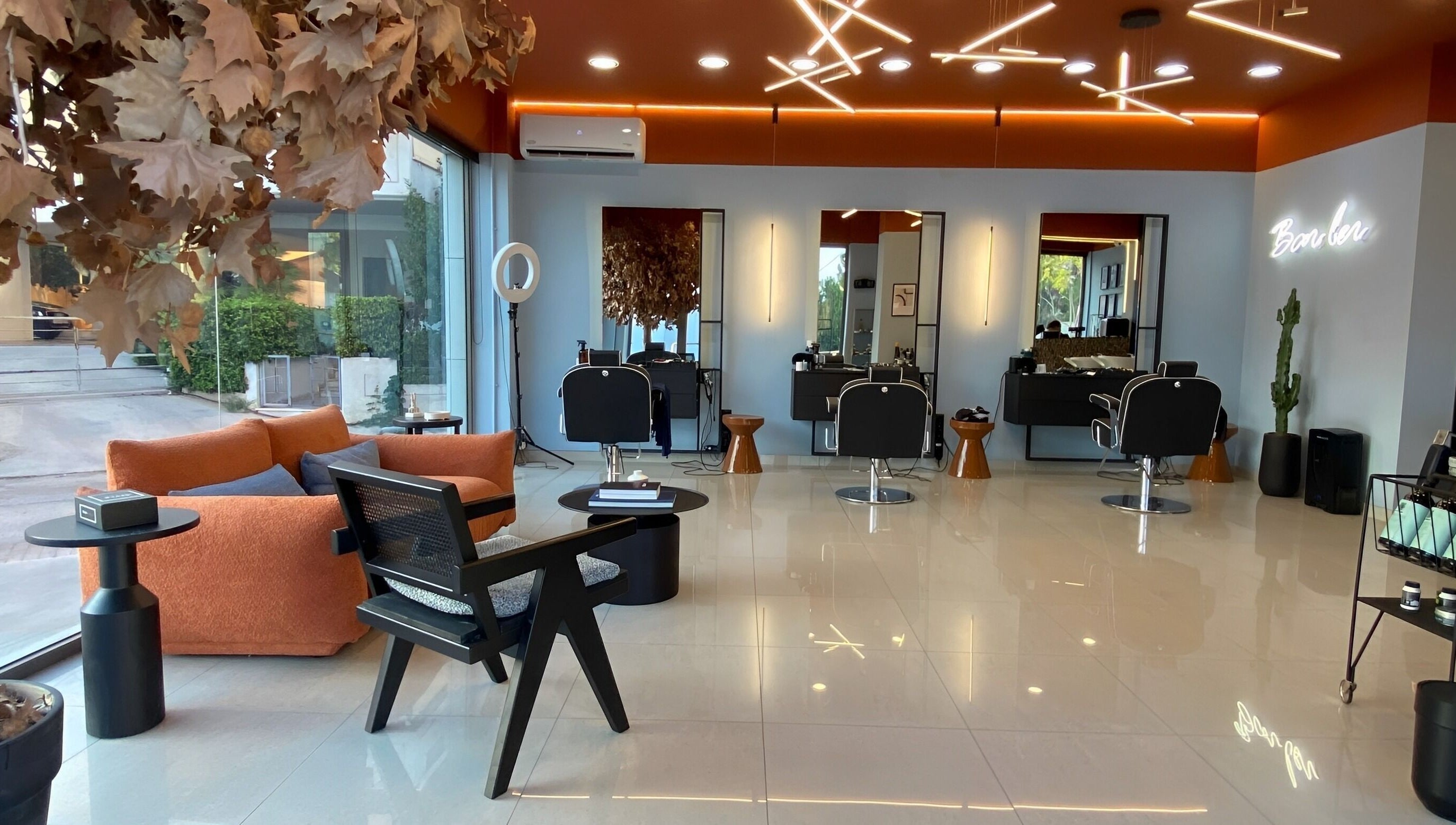 Κομψό εσωτερικό του Newflow Barber Club στην Παλλήνη, GR με άνετες καρέκλες και μοντέρνα διακόσμηση.