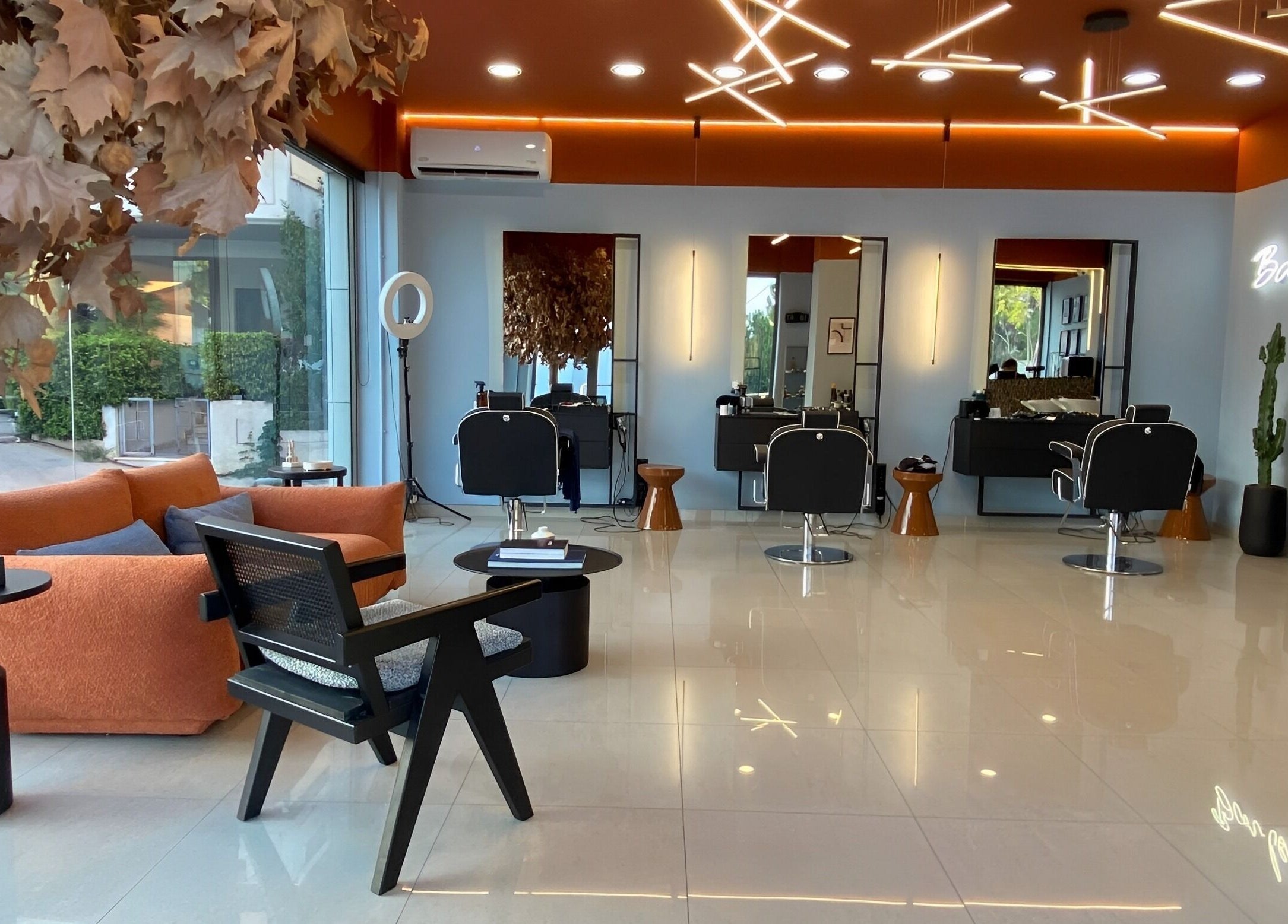 Κομψό εσωτερικό του Newflow Barber Club στην Παλλήνη, GR με άνετες καρέκλες και μοντέρνα διακόσμηση.