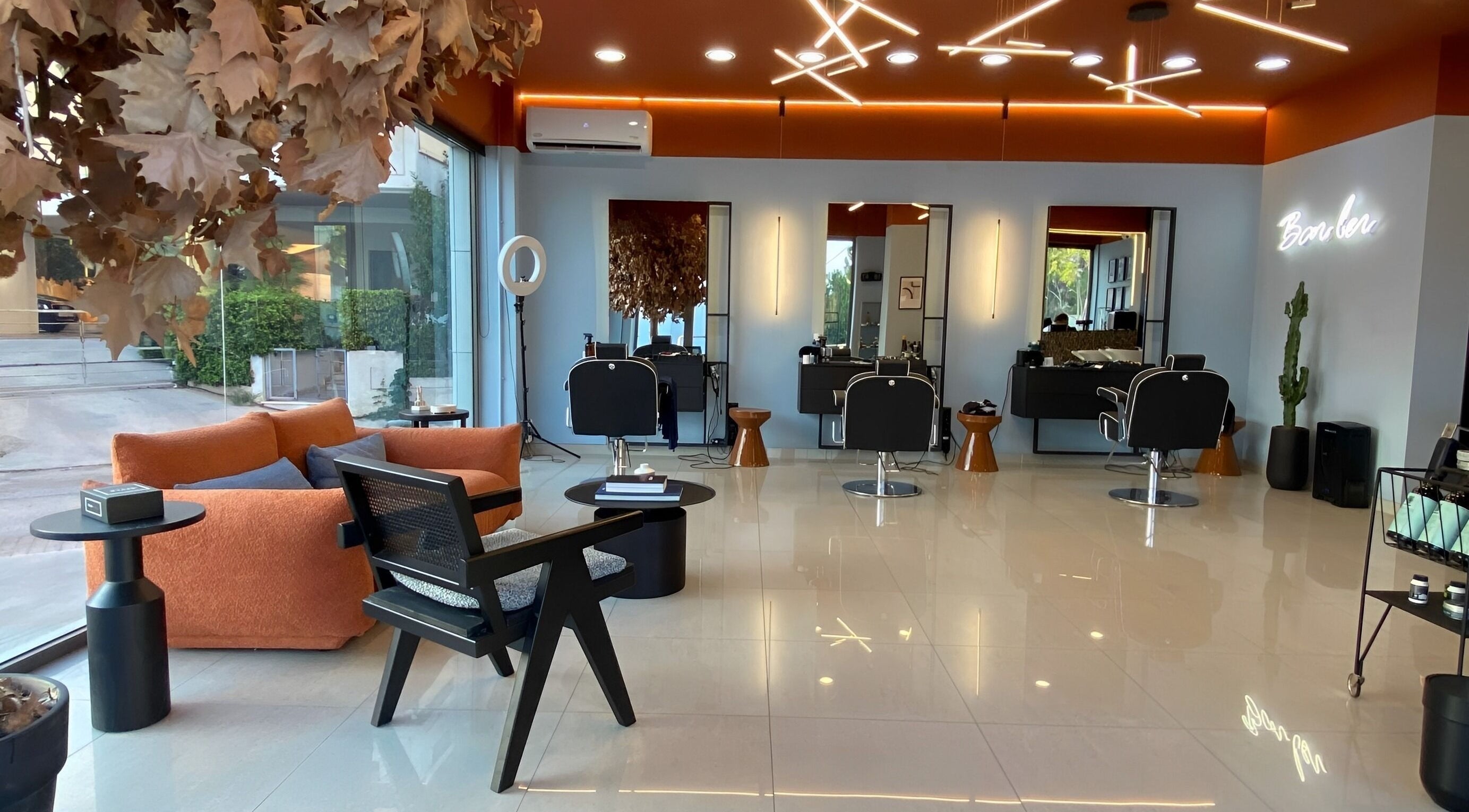 Κομψό εσωτερικό του Newflow Barber Club στην Παλλήνη, GR με άνετες καρέκλες και μοντέρνα διακόσμηση.