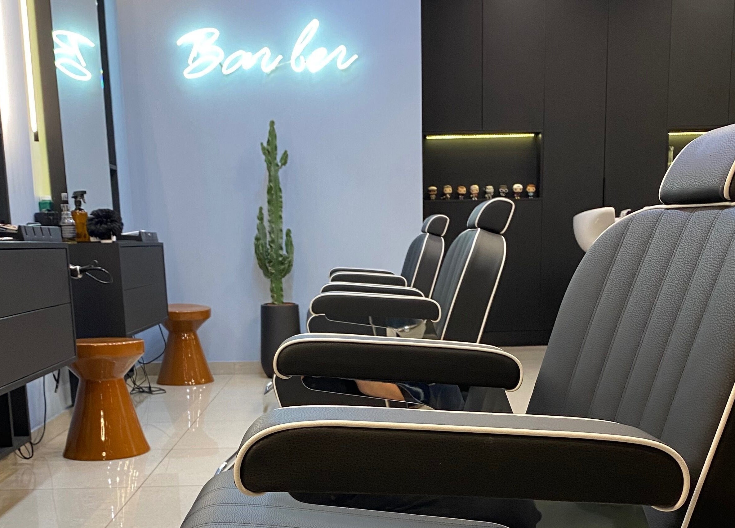 Καλαίσθητος χώρος κουρείου Newflow Barber Club στην Παλλήνη, GR με σύγχρονες καρέκλες.