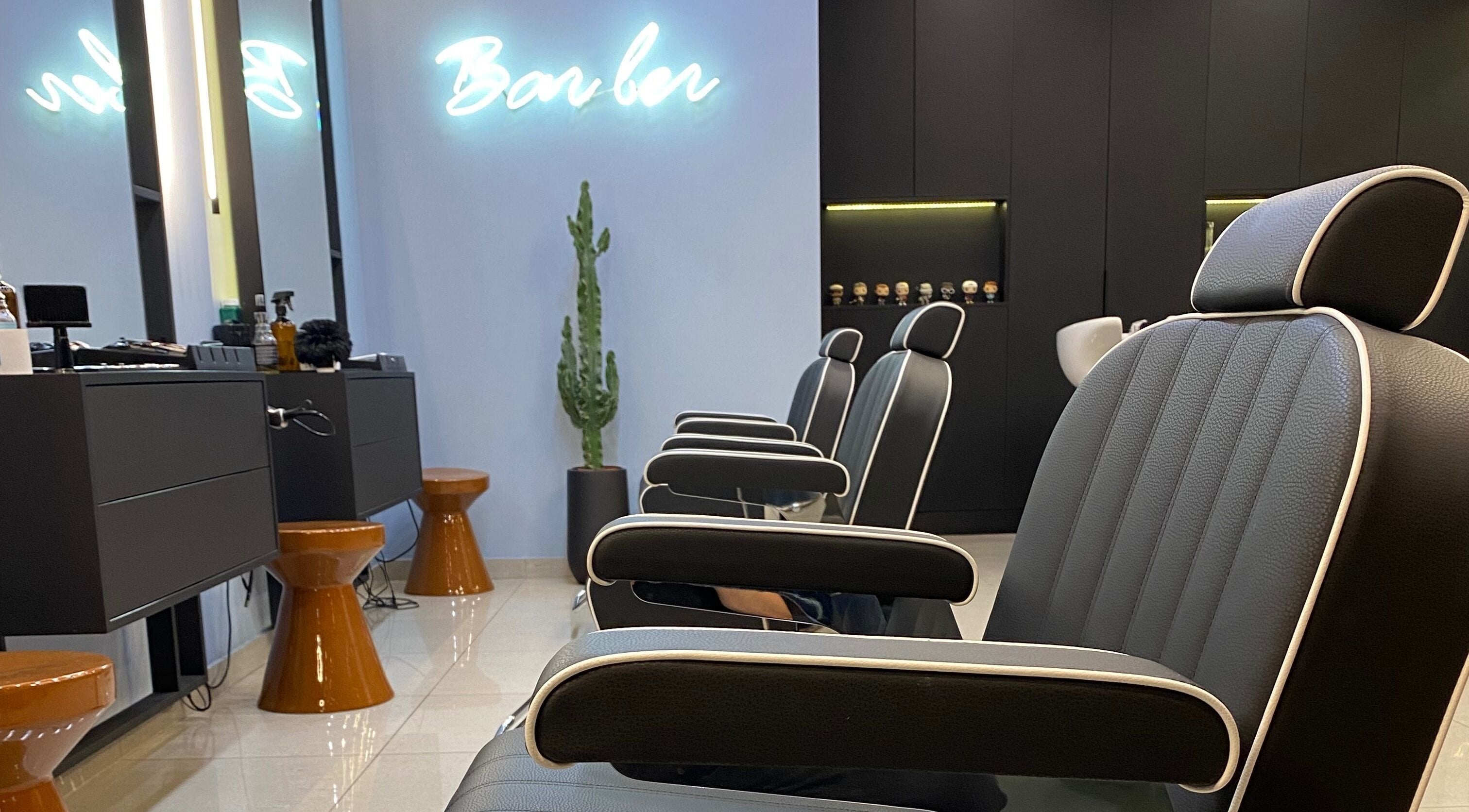 Καλαίσθητος χώρος κουρείου Newflow Barber Club στην Παλλήνη, GR με σύγχρονες καρέκλες.