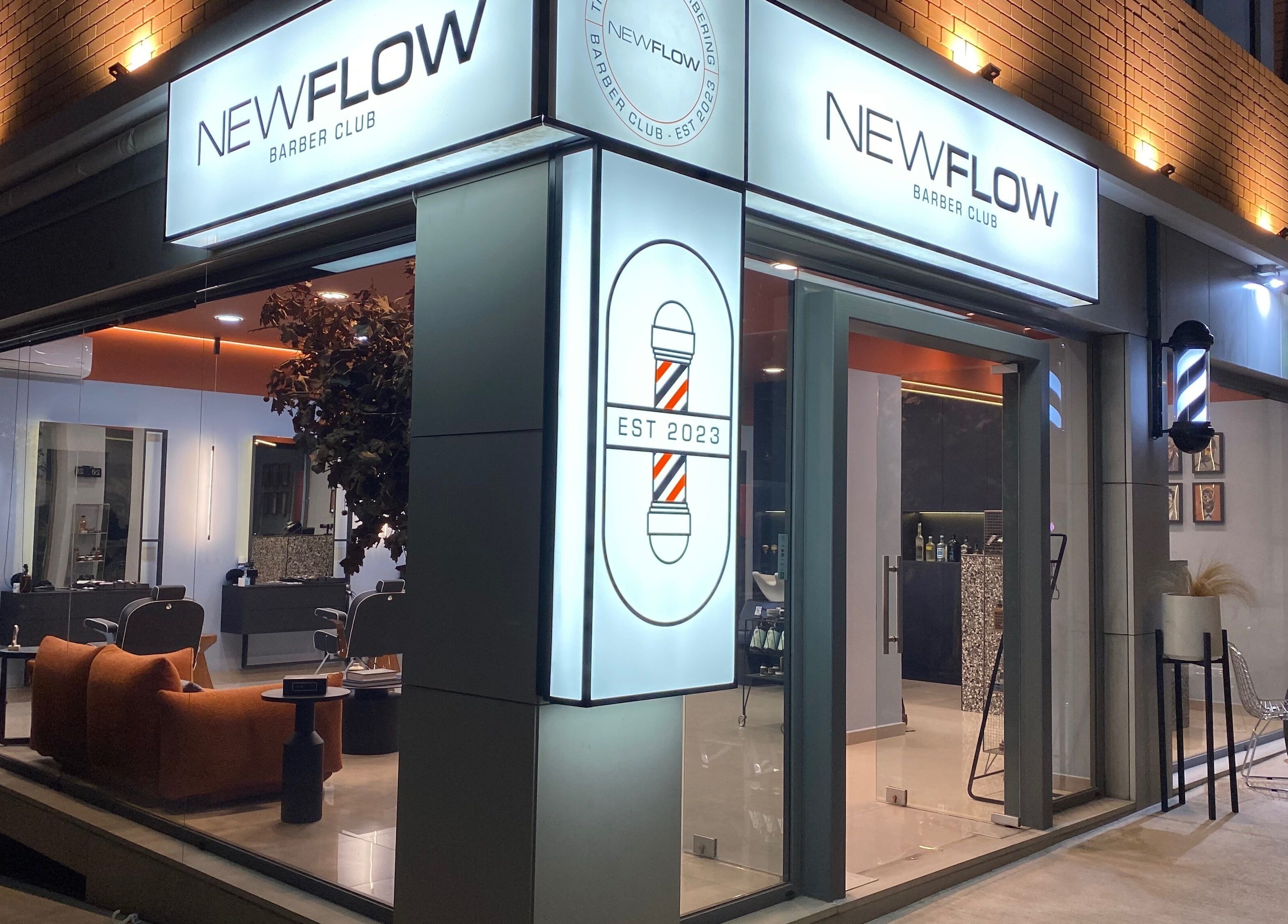 Εξωτερική άποψη Newflow Barber Club, Παλλήνη, GR με μοντέρνα διακόσμηση και σήμα 2023.