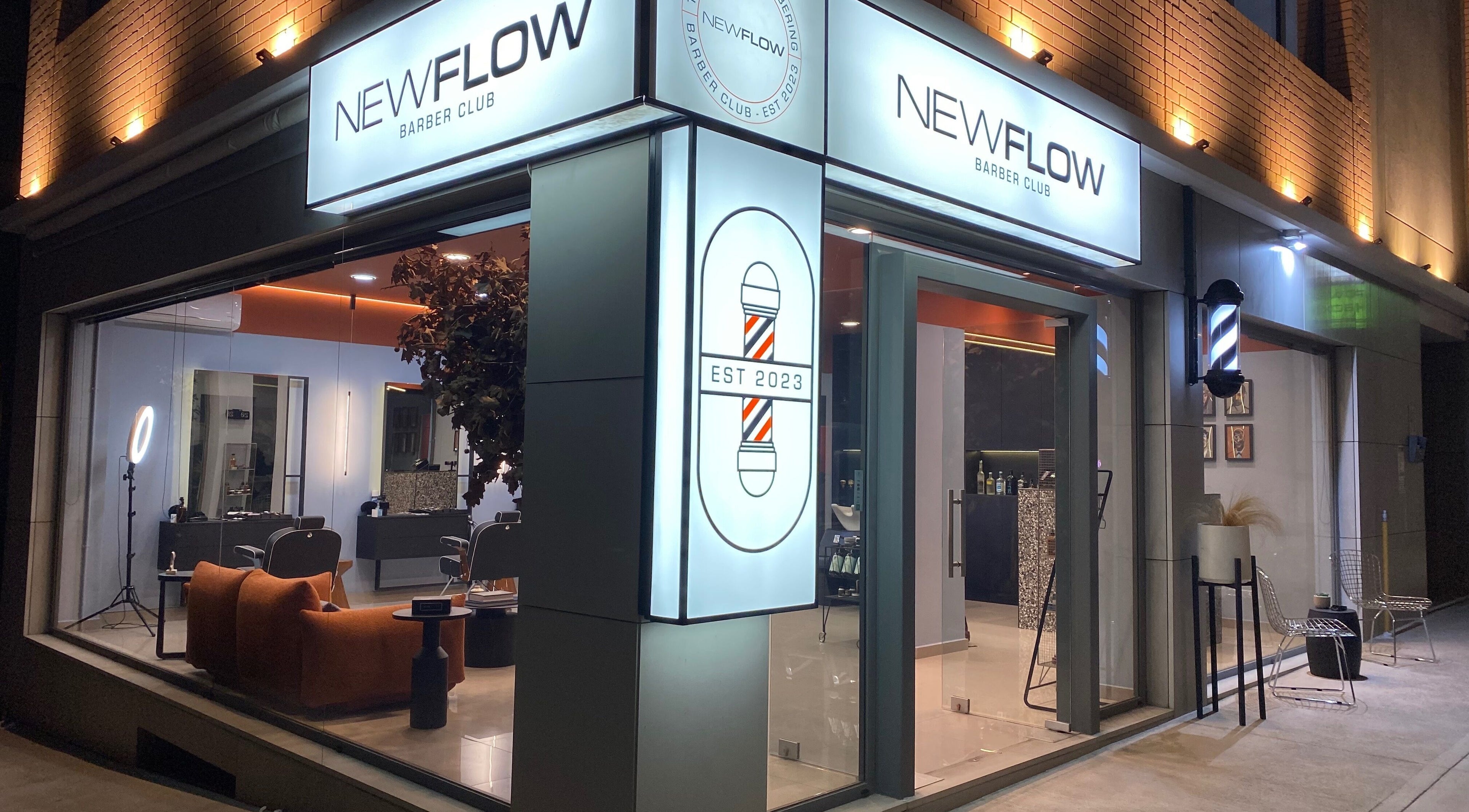 Εξωτερική άποψη Newflow Barber Club, Παλλήνη, GR με μοντέρνα διακόσμηση και σήμα 2023.