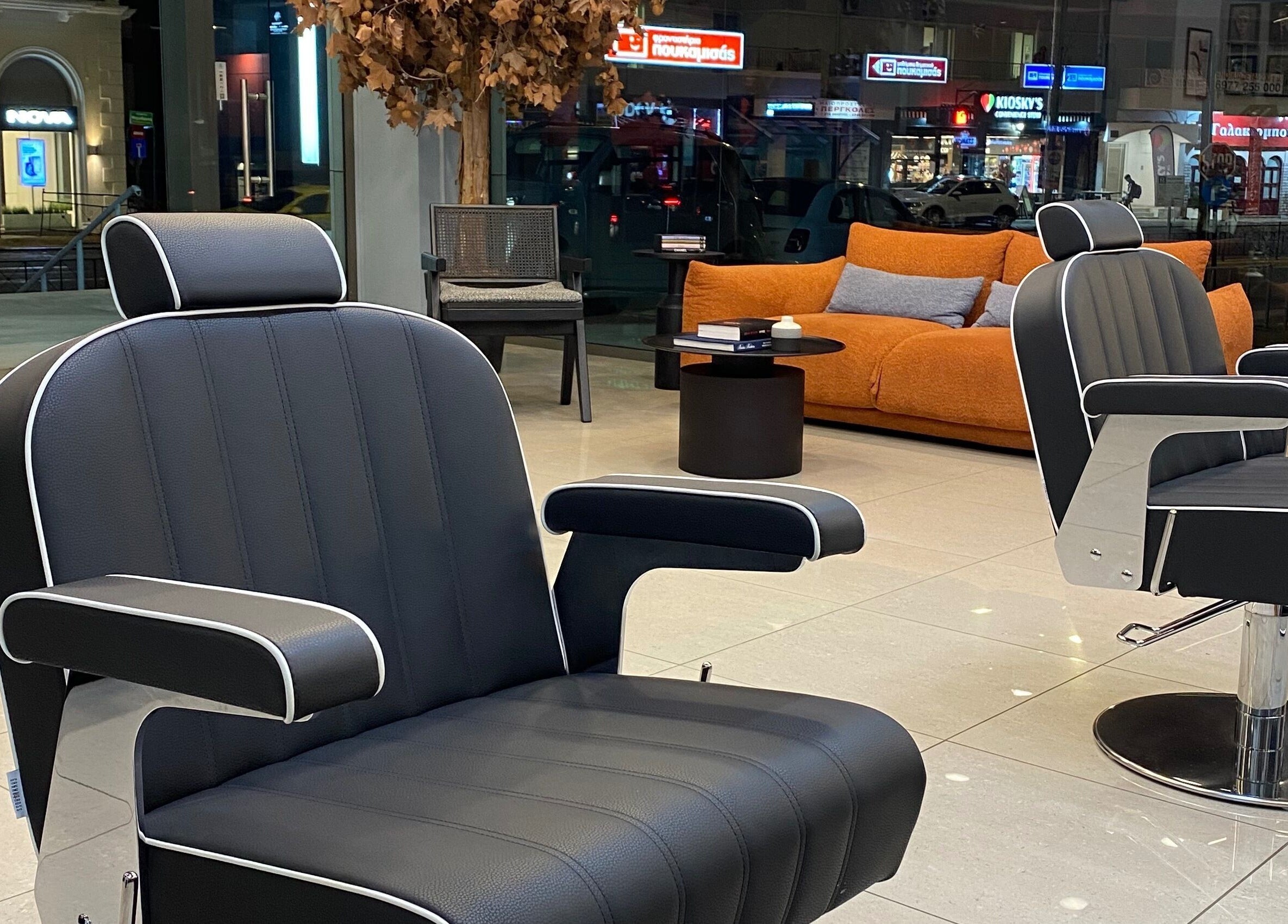 Κομψή καρέκλα κουρέα στο Newflow Barber Club, Παλλήνη, GR, σε μοντέρνο εσωτερικό χώρο.