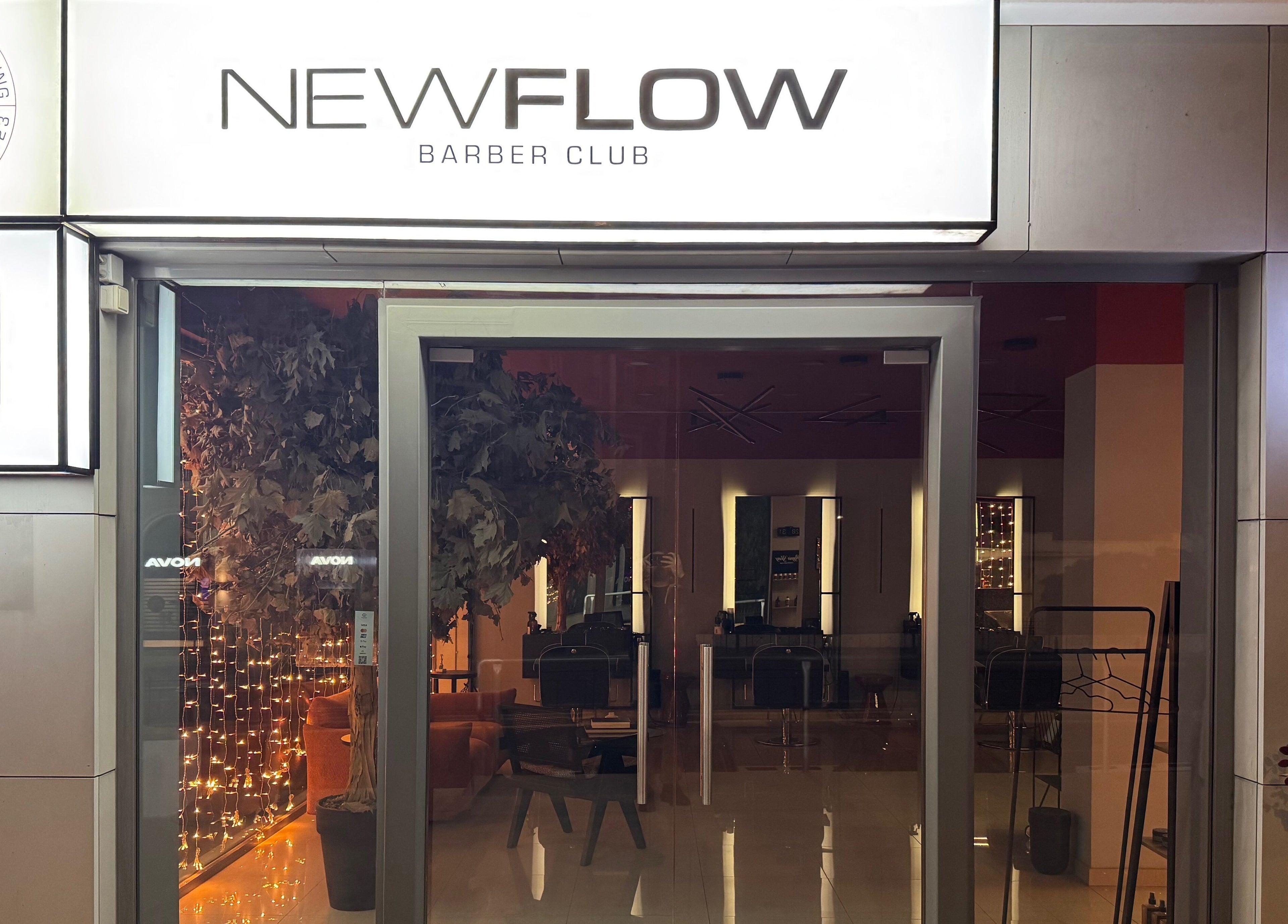 Είσοδος στο Newflow Barber Club στην Παλλήνη, GR με κομψό φωτισμό και σύγχρονη διακόσμηση.
