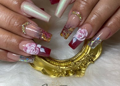 Hermosa manicura con adornos florales en Joselin Rodríguez Studio, Long Branch, Nueva Jersey