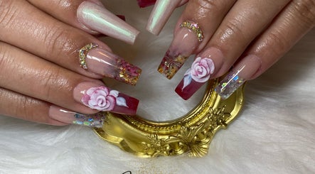 Hermosa manicura con adornos florales en Joselin Rodríguez Studio, Long Branch, Nueva Jersey