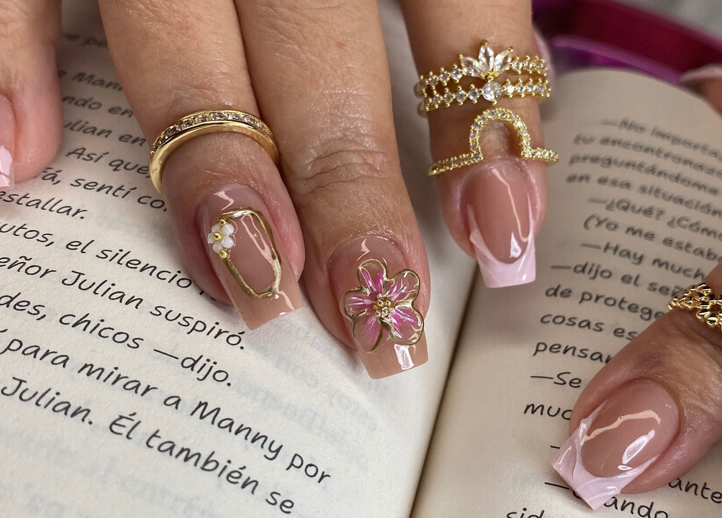 Diseño de uñas decorado con joyería en Joselin Rodríguez Studio, New Jersey, Long Branch, EC.