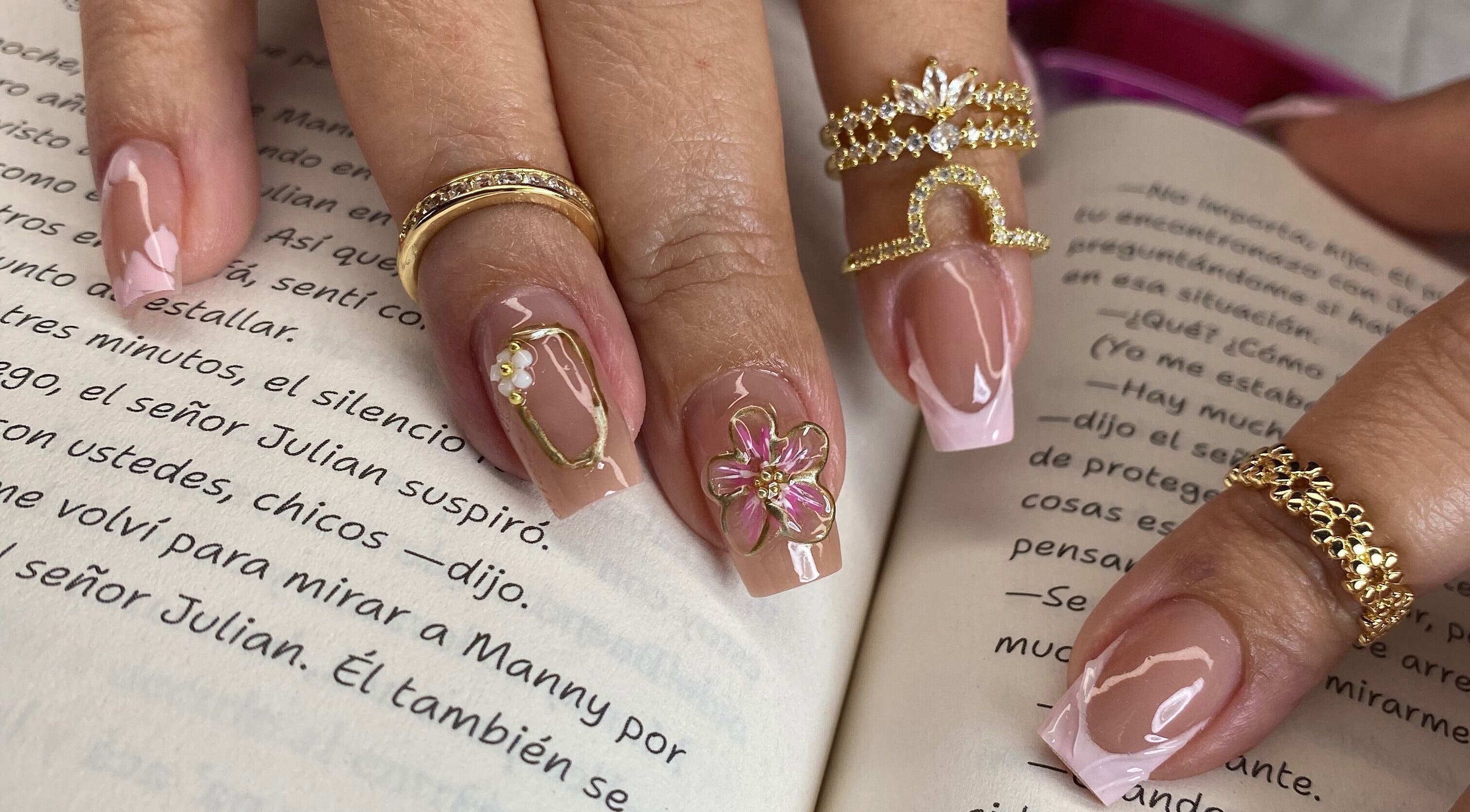 Diseño de uñas decorado con joyería en Joselin Rodríguez Studio, New Jersey, Long Branch, EC.