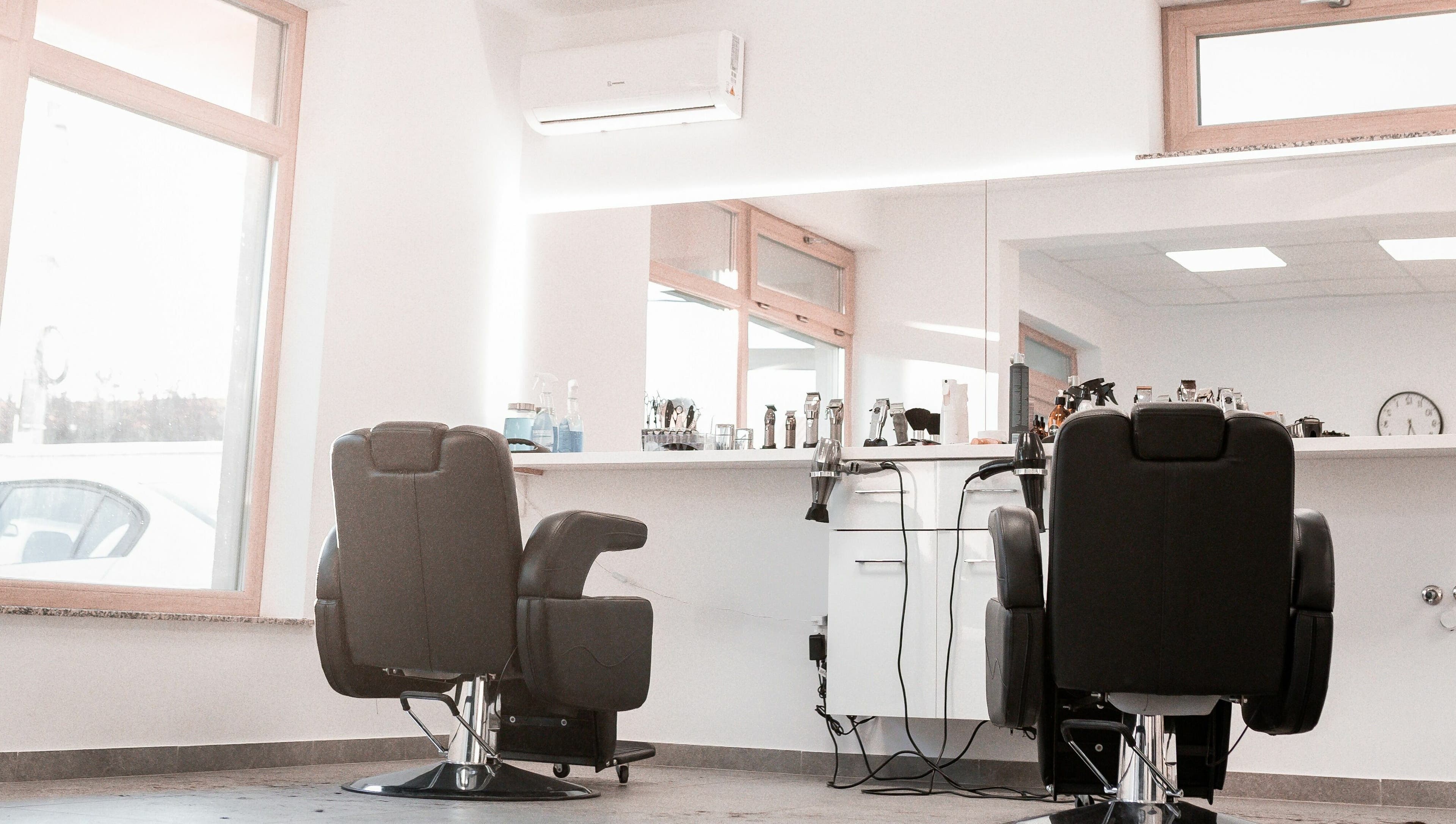 Scaune de coafură elegante la Moss Concept, Dumbrăvița, Județul Timiș, RO, oferind o atmosferă sofisticată.