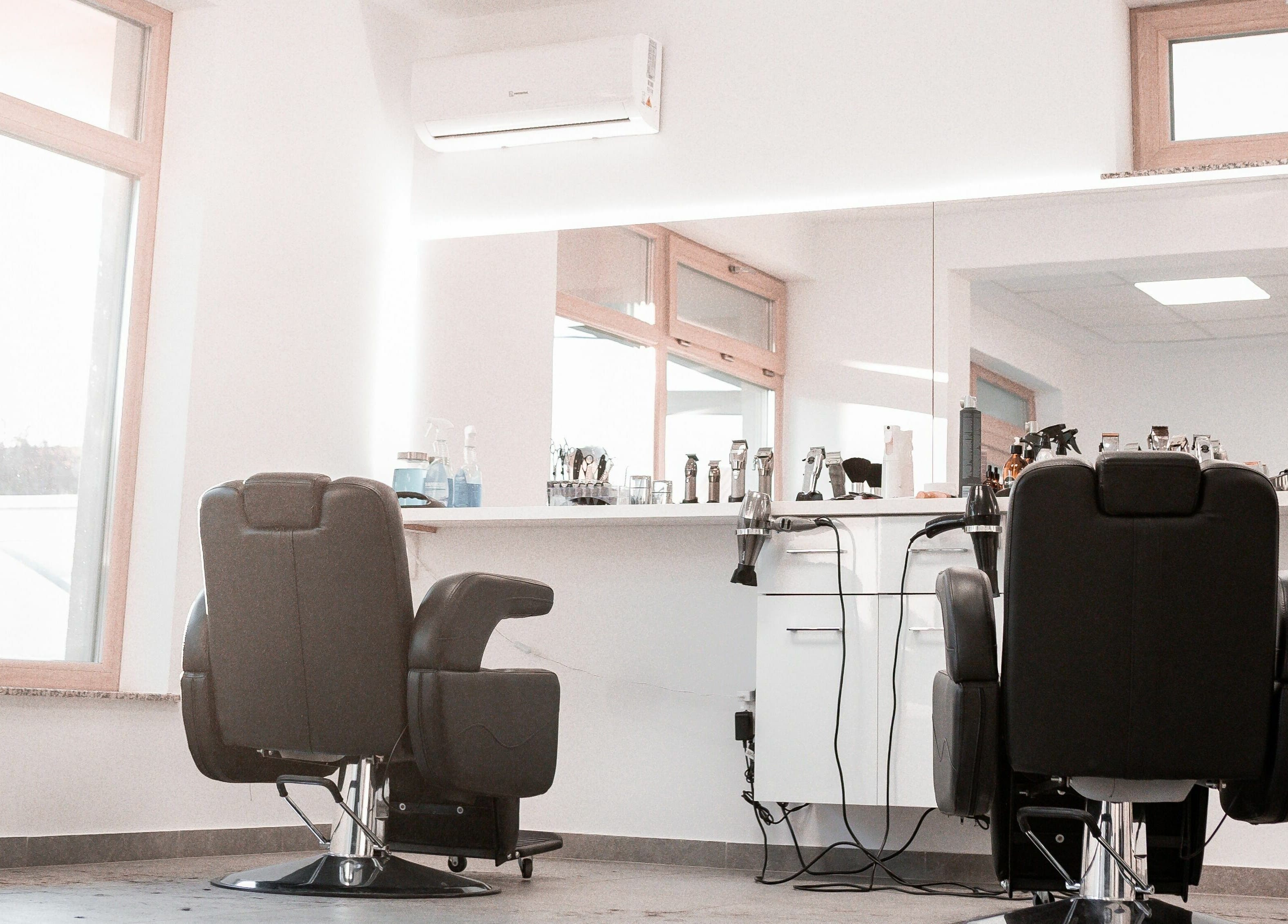 Scaune de coafură elegante la Moss Concept, Dumbrăvița, Județul Timiș, RO, oferind o atmosferă sofisticată.