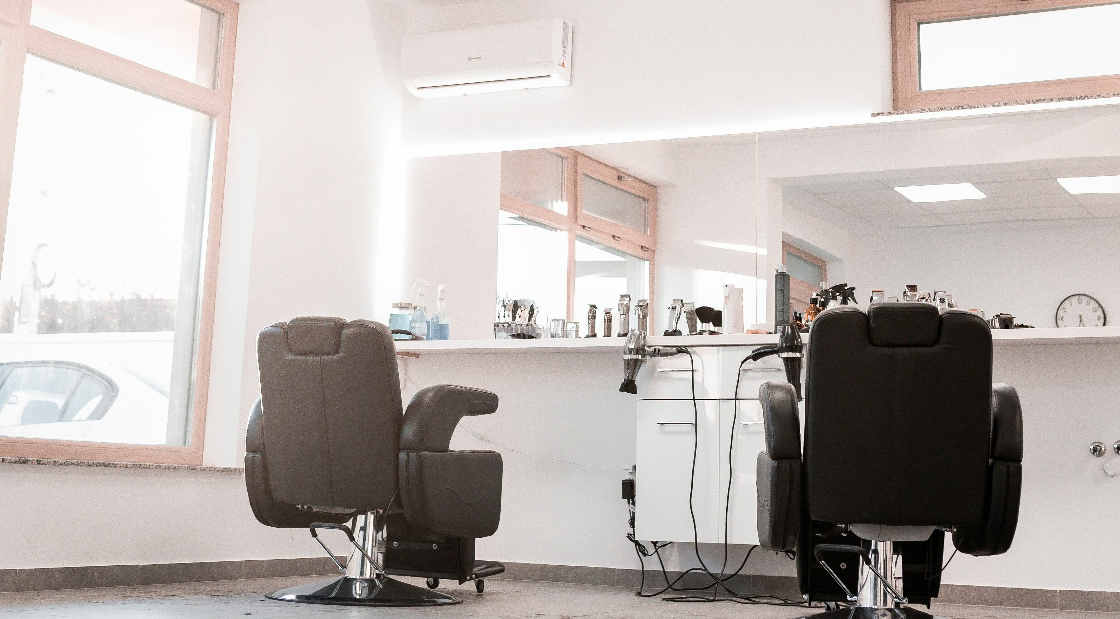 Scaune de coafură elegante la Moss Concept, Dumbrăvița, Județul Timiș, RO, oferind o atmosferă sofisticată.