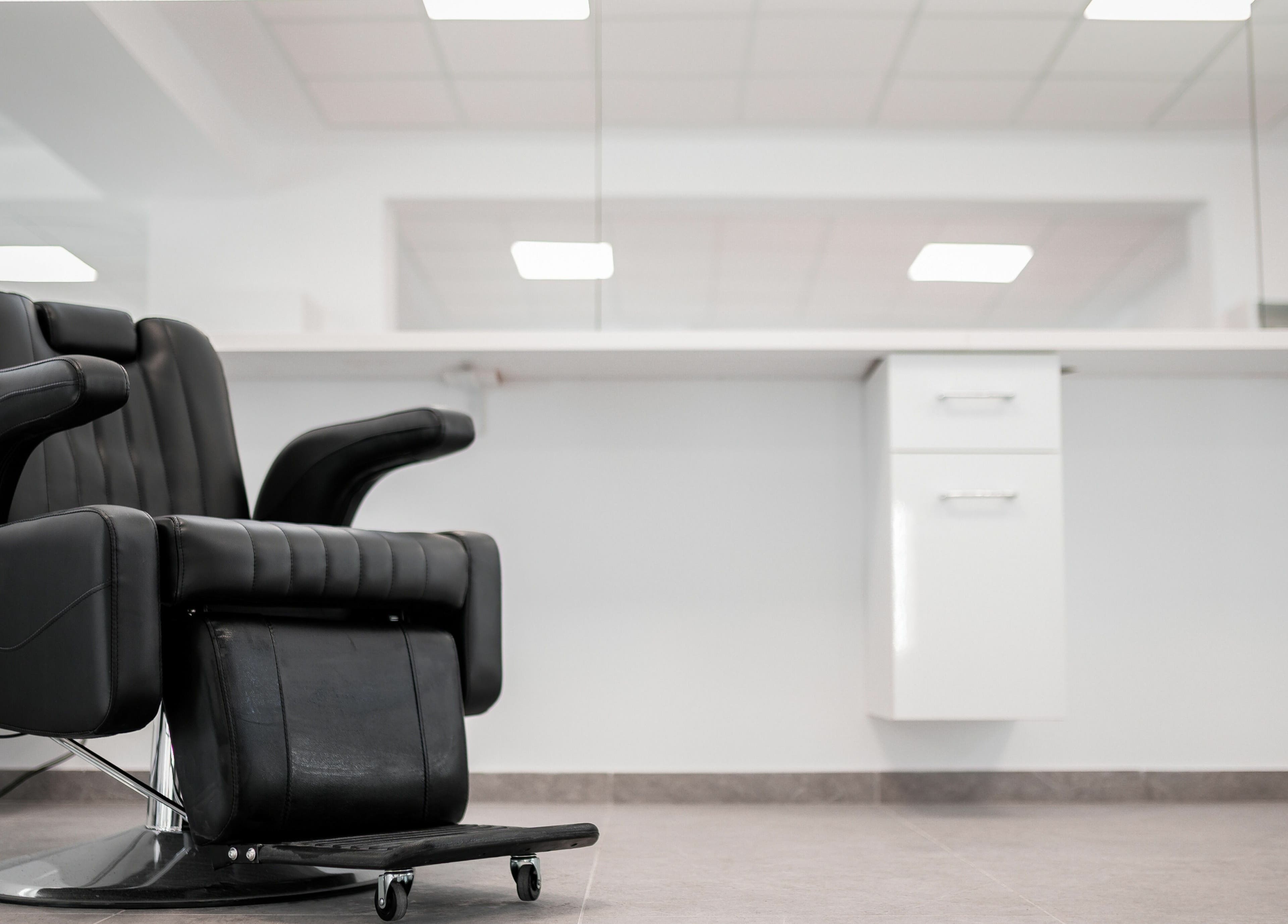 Scaun modern la Moss Concept, Dumbrăvița, Județul Timiș, RO, oferind confort și stil în salon.