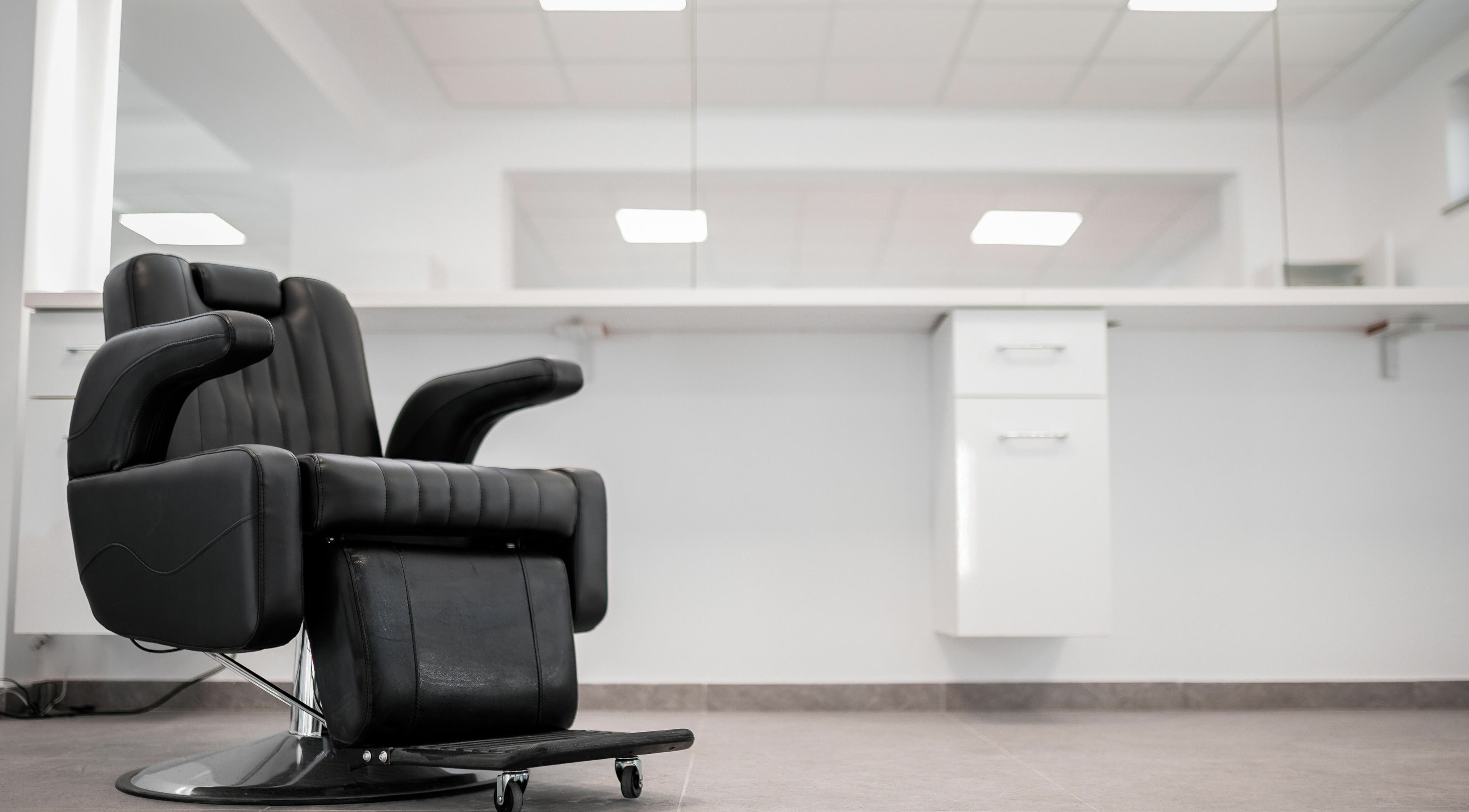 Scaun modern la Moss Concept, Dumbrăvița, Județul Timiș, RO, oferind confort și stil în salon.