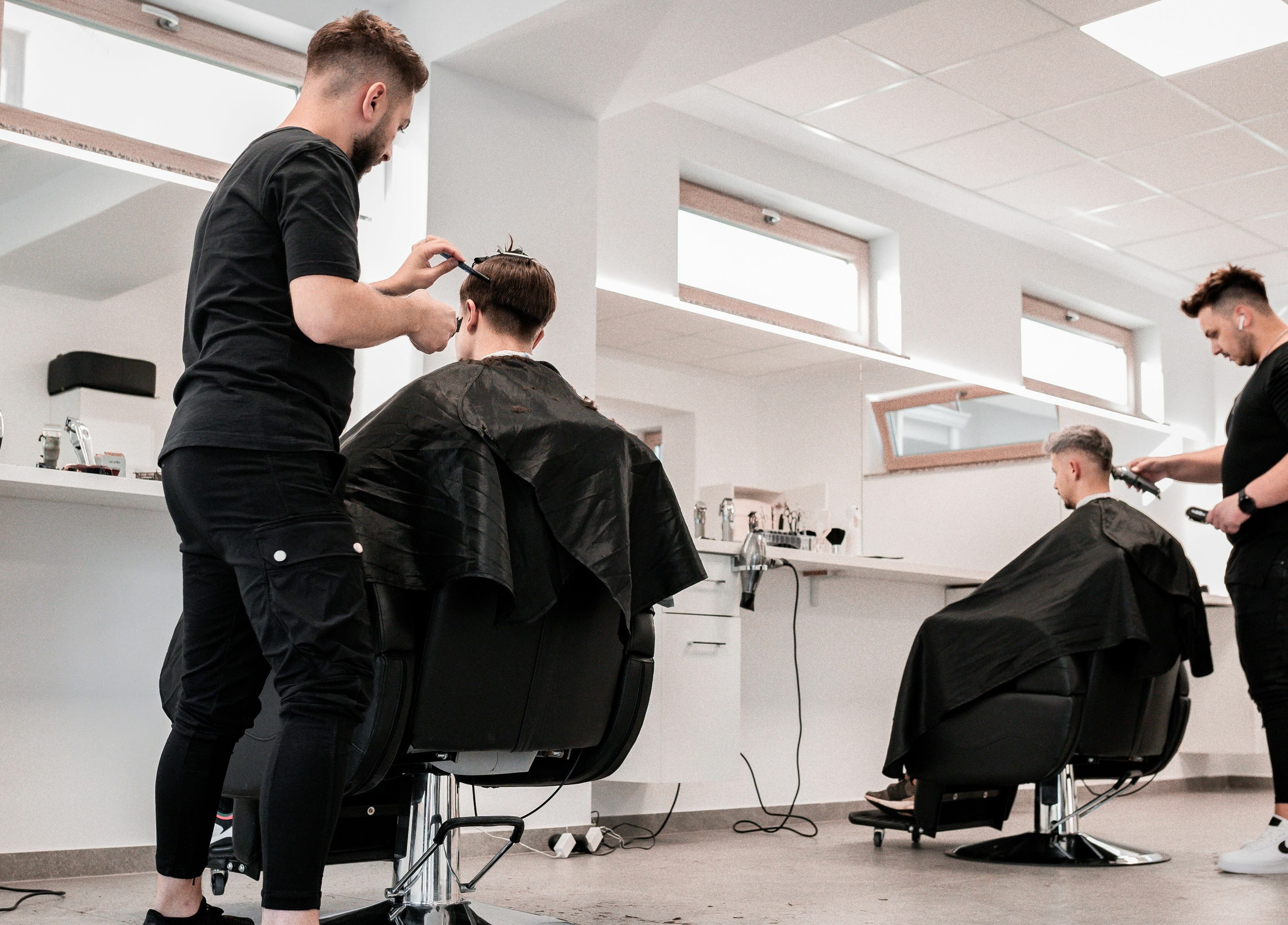 Stiliști la Moss Concept, Dumbrăvița, Județul Timiș, RO aranjând părul clienților.