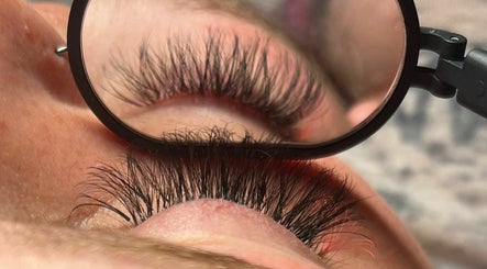 Eyeconic Lashes by Chey image 2