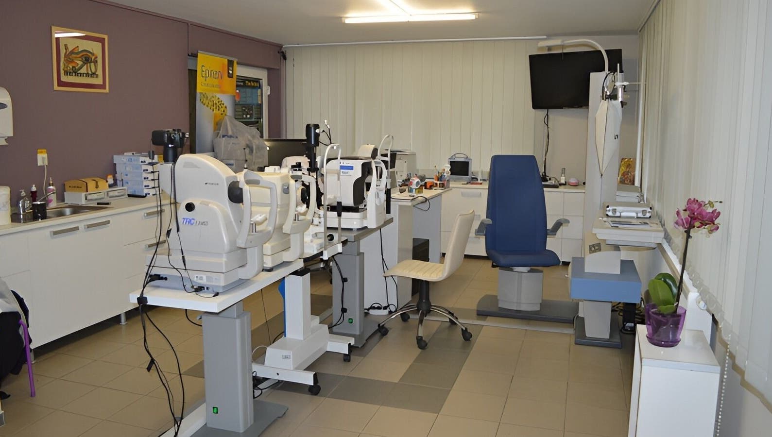 Echipament oftalmologic la Oftaconsult Cluj, Cluj-Napoca, Județul Cluj, RO, pentru consultații moderne.