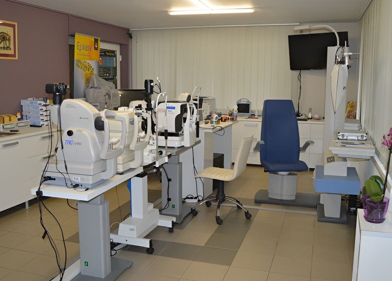 Echipament oftalmologic la Oftaconsult Cluj, Cluj-Napoca, Județul Cluj, RO, pentru consultații moderne.