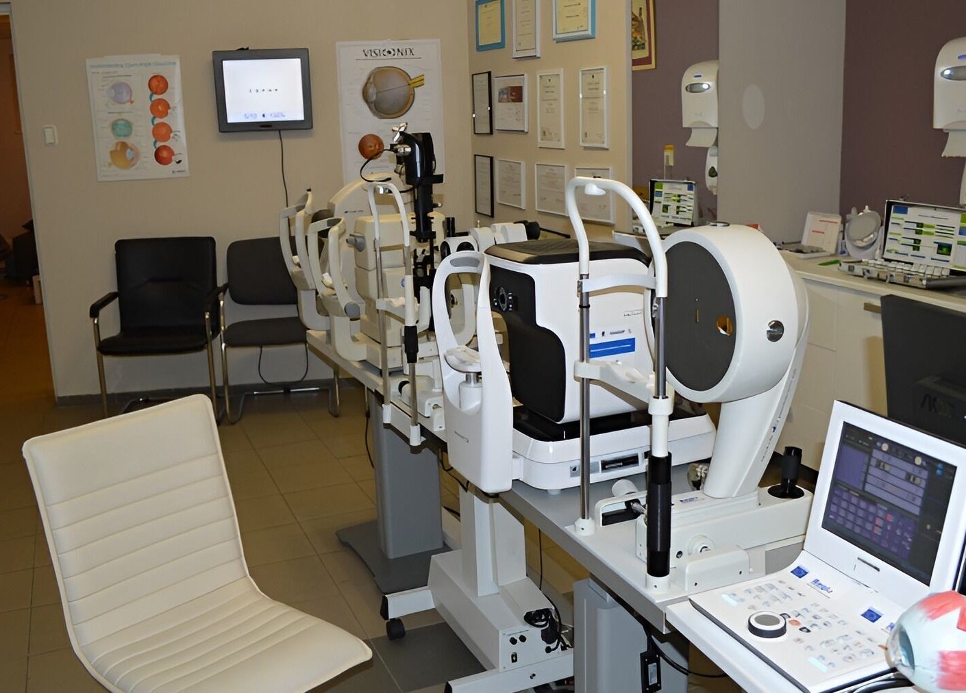 Interior modern Oftaconsult Cluj în Cluj-Napoca, Județul Cluj, RO cu echipamente medicale avansate.