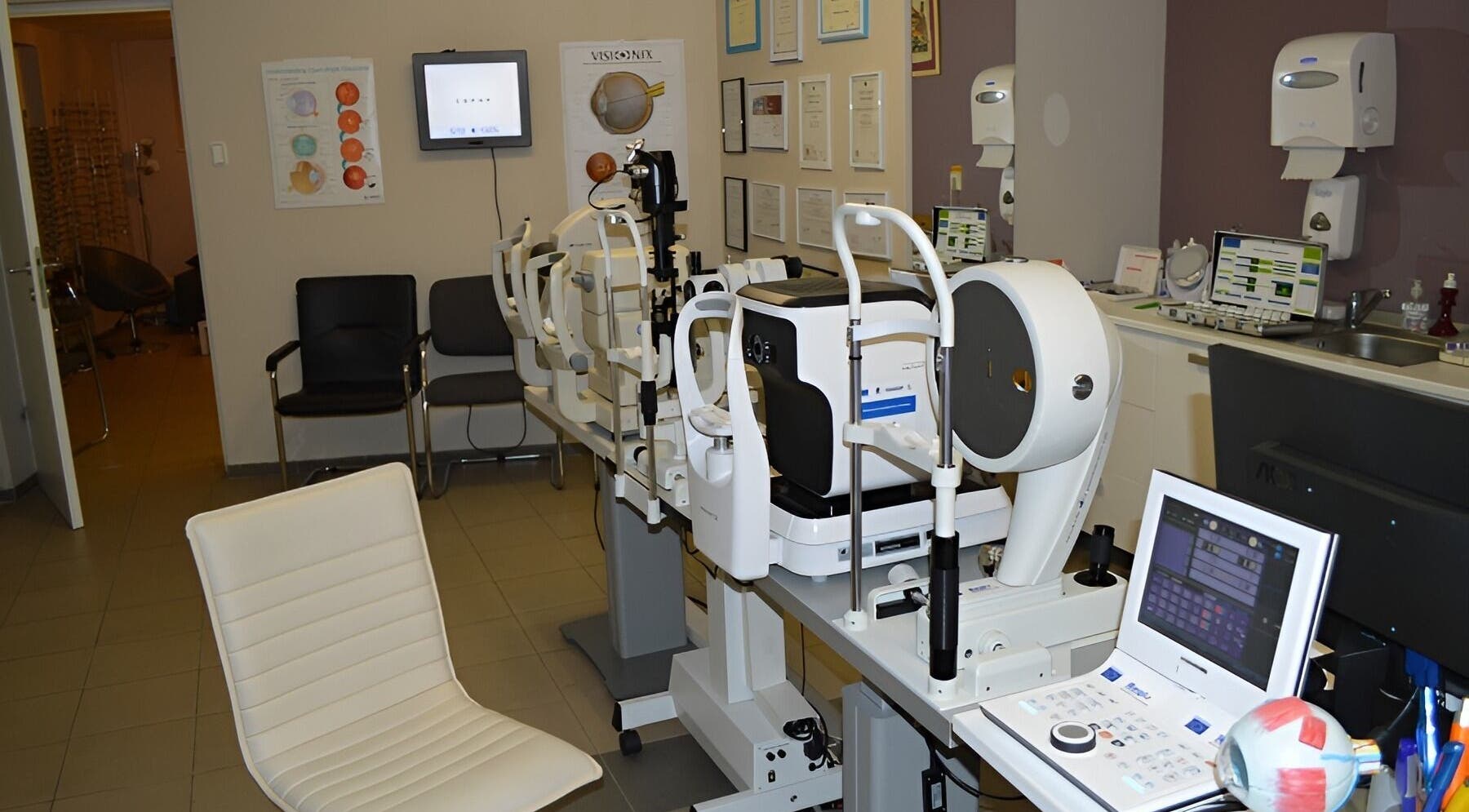 Interior modern Oftaconsult Cluj în Cluj-Napoca, Județul Cluj, RO cu echipamente medicale avansate.