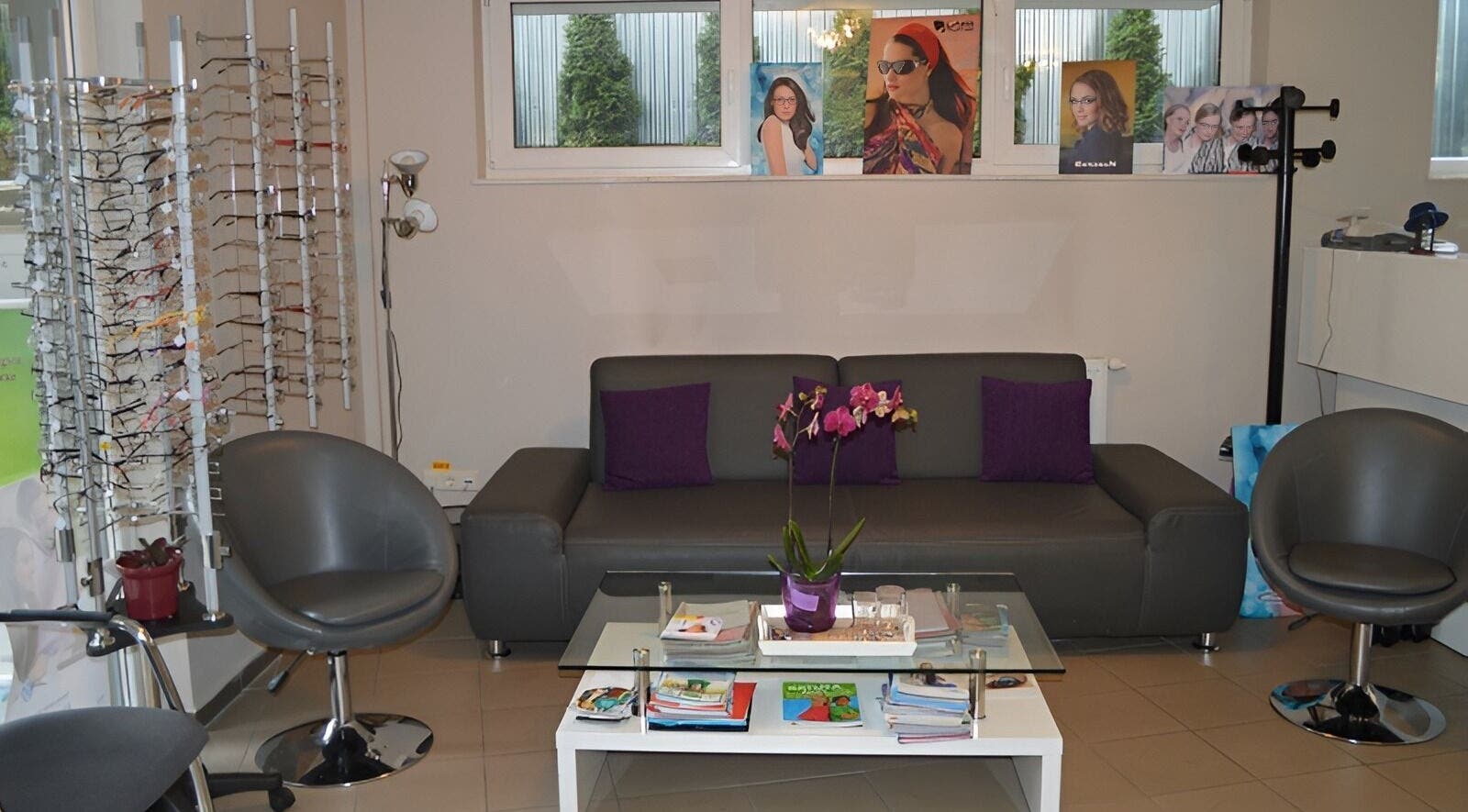 Zona de așteptare confortabilă la Oftaconsult Cluj, Cluj-Napoca, Județul Cluj, RO, cu canapea și ochelari expuși.