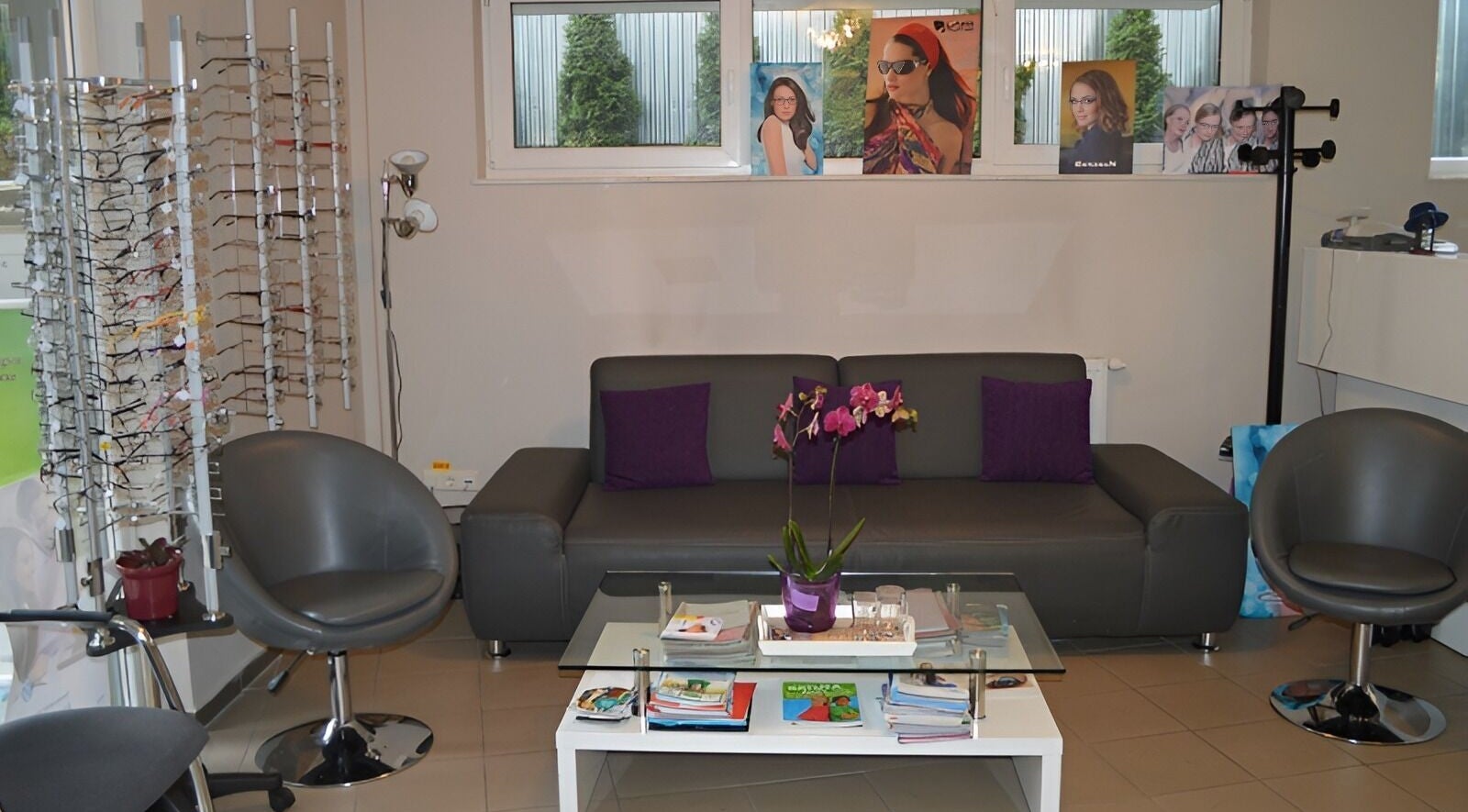 Zona de așteptare confortabilă la Oftaconsult Cluj, Cluj-Napoca, Județul Cluj, RO, cu canapea și ochelari expuși.
