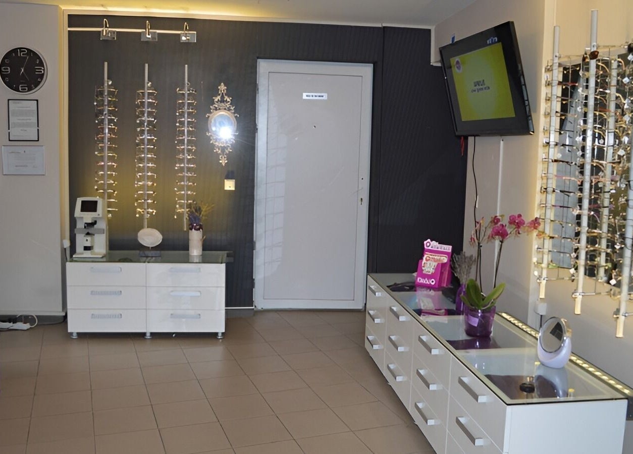 Salon stilat la Oftaconsult Cluj, Cluj-Napoca, Județul Cluj, RO, cu mobilier alb și accesorii moderne.