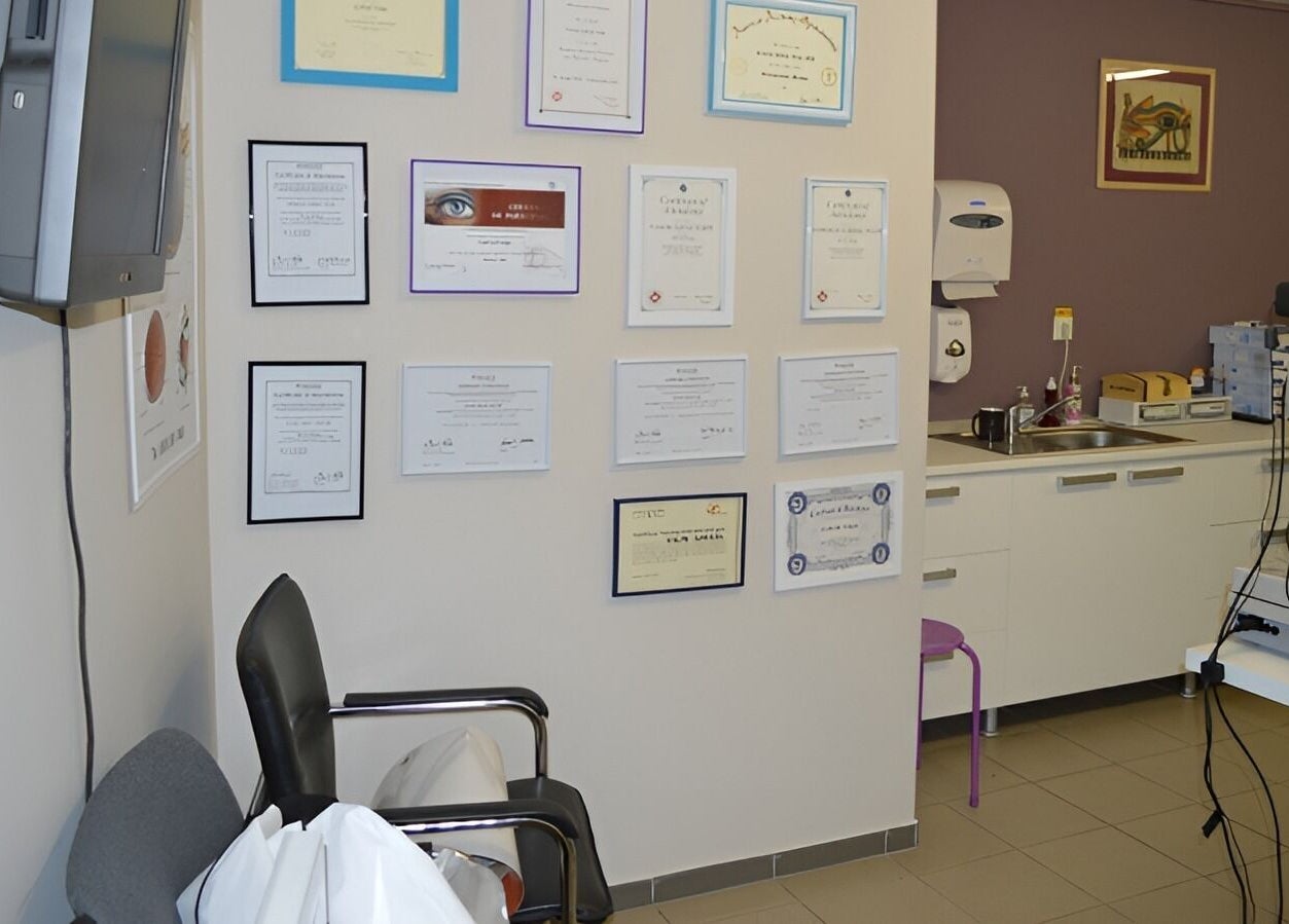 Interiorul modern al Oftaconsult Cluj din Cluj-Napoca, Județul Cluj, RO, prezentând diplome și echipamente.