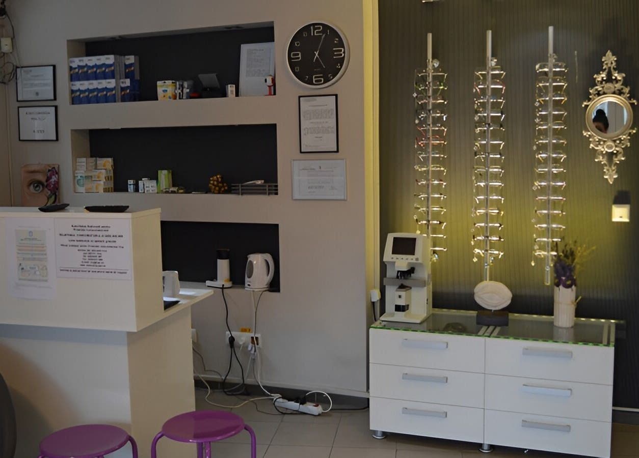 Receptia modernă a salonului Oftaconsult Cluj din Cluj-Napoca, Județul Cluj, RO, cu decor elegant și echipamente.