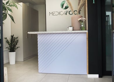 Recepcja Medic 4 Foot Profesjonalnie Dla Stóp w Łodzi, Łódzkie, PL, z eleganckim wystrojem i roślinami.