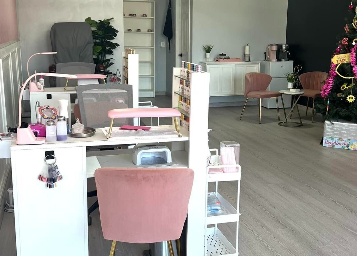 Interior de DTA Nails en Tijuana, Baja California, MX decorado con árbol de Navidad y mobiliario elegante.