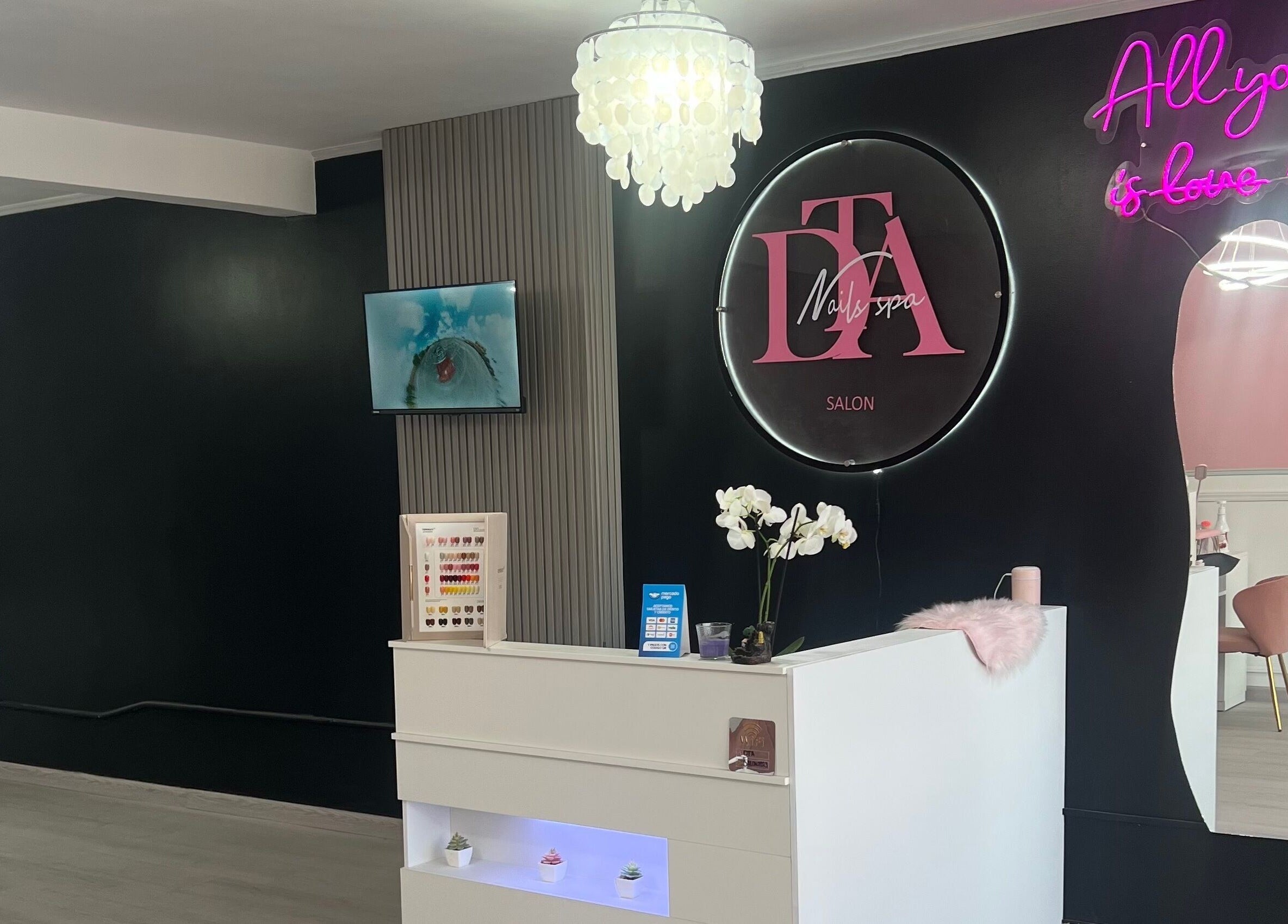 Recepción elegante de DTA Nails en Tijuana, Baja California, MX con decoración moderna y logo destacado.
