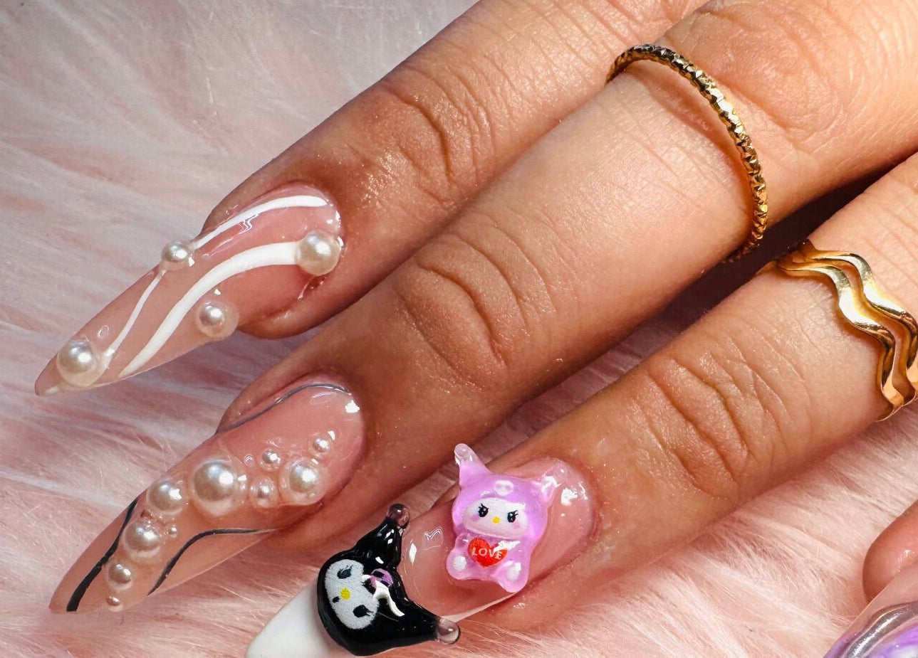 Diseño de uñas decoradas con perlas y figuritas en DTA Nails, Tijuana, Baja California, MX.