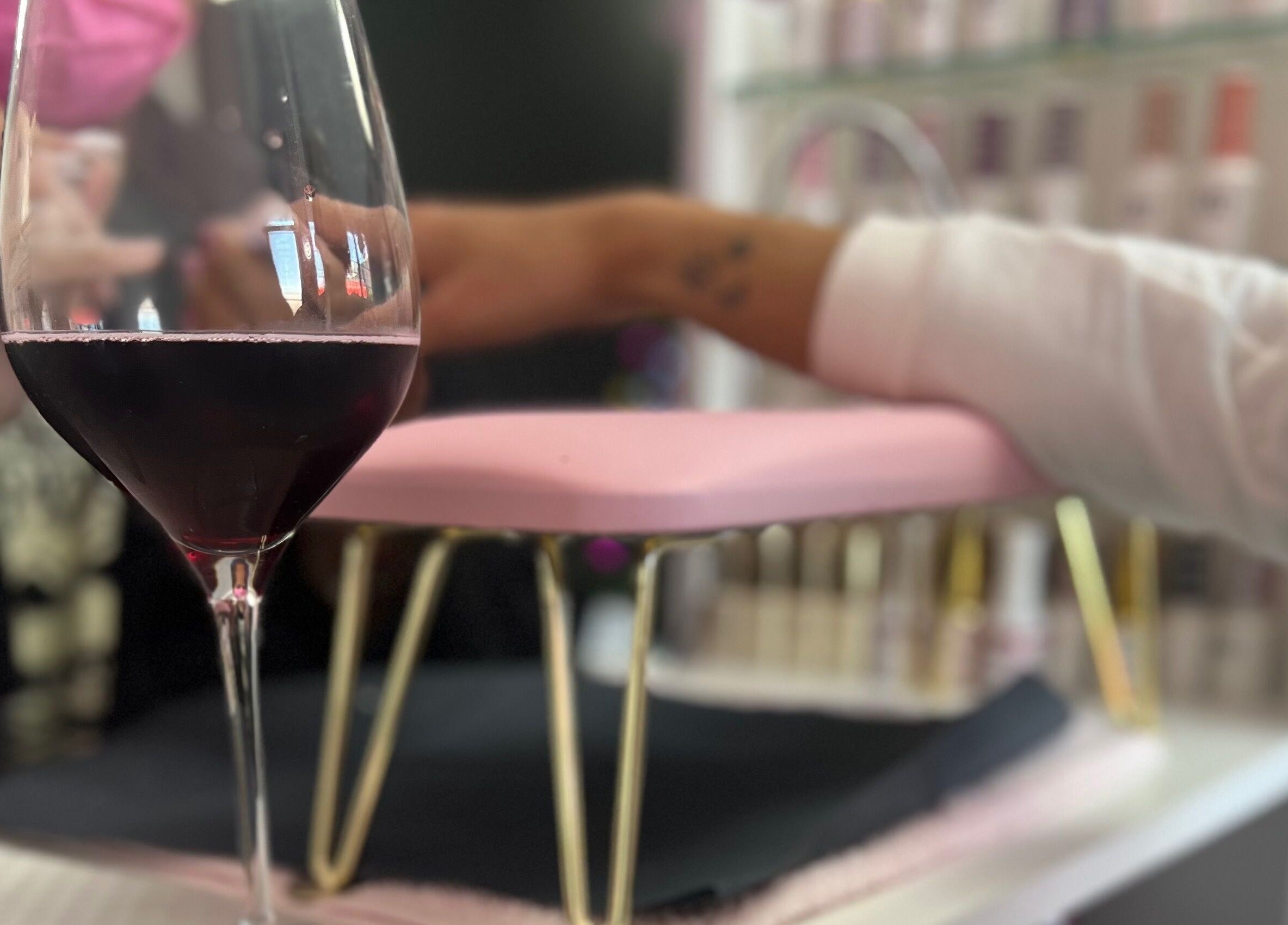 Servicio de manicura en DTA Nails, Tijuana, Baja California, MX con una copa de vino tinto.