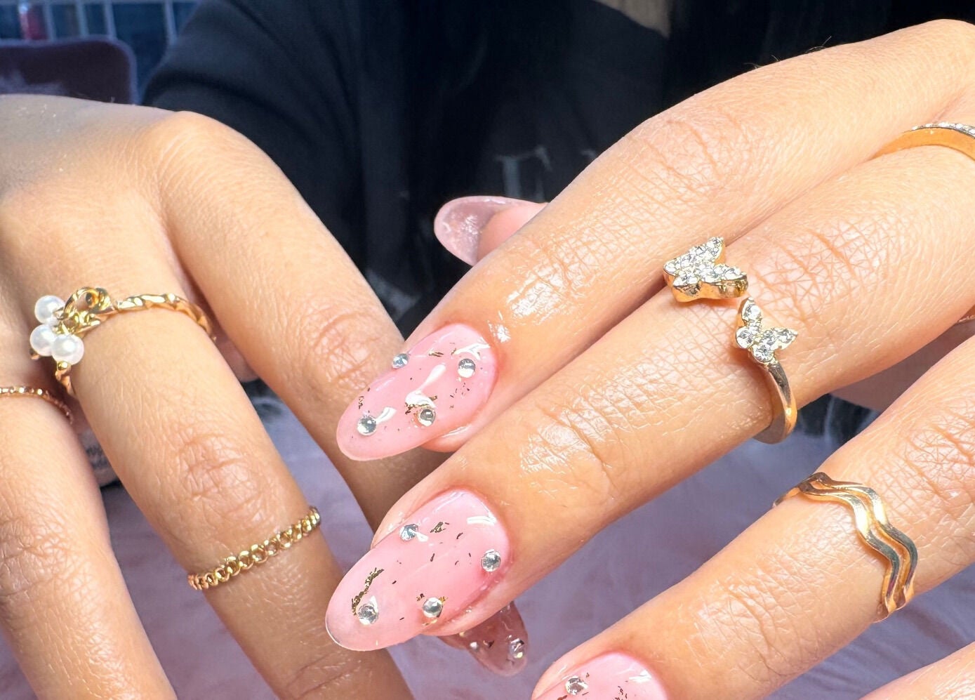 Uñas decoradas con piedras y esmalte rosa en DTA Nails, Tijuana, Baja California, MX.