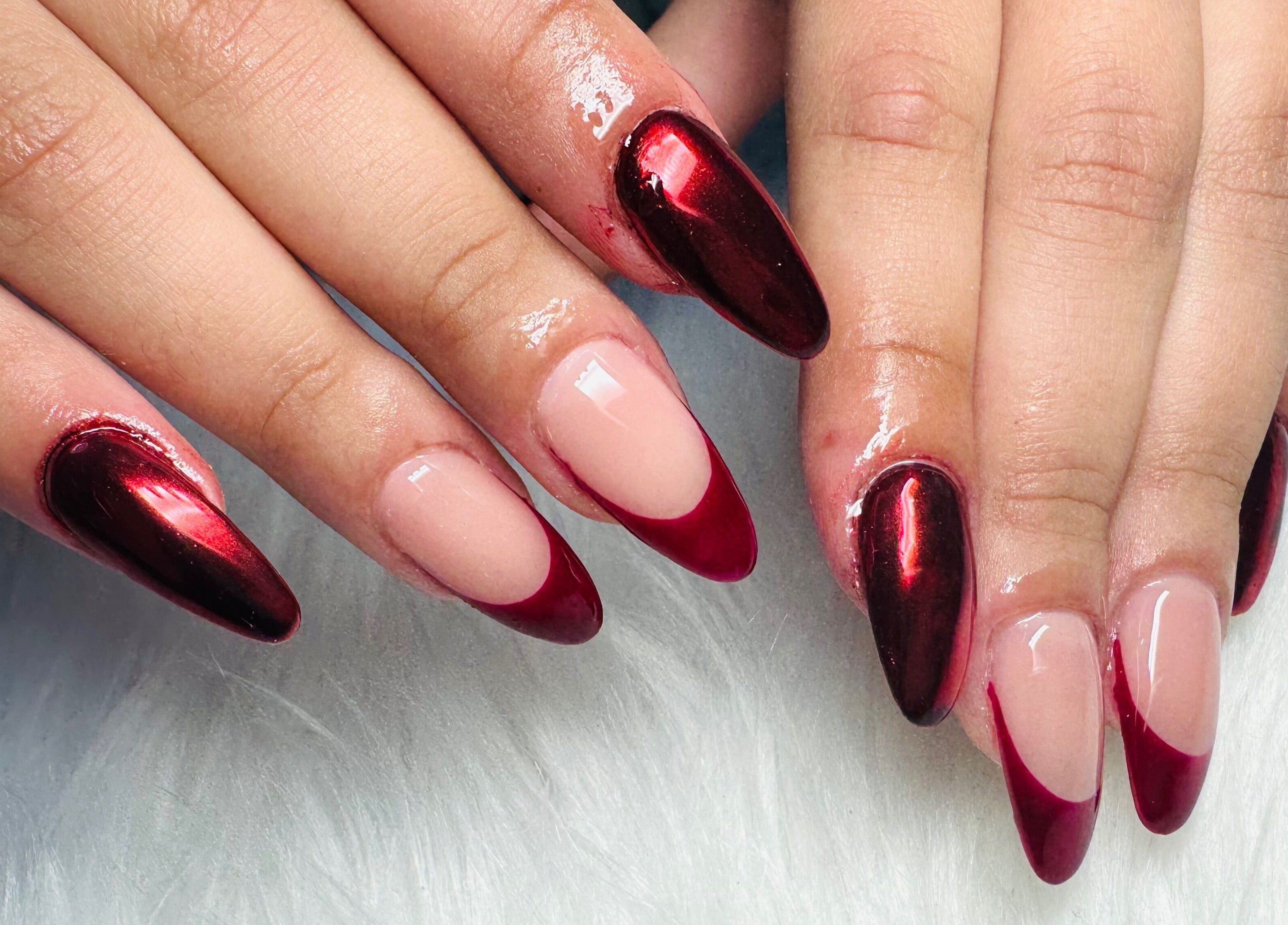 Manicura francesa rojo intenso en DTA Nails, Tijuana, Baja California, MX.